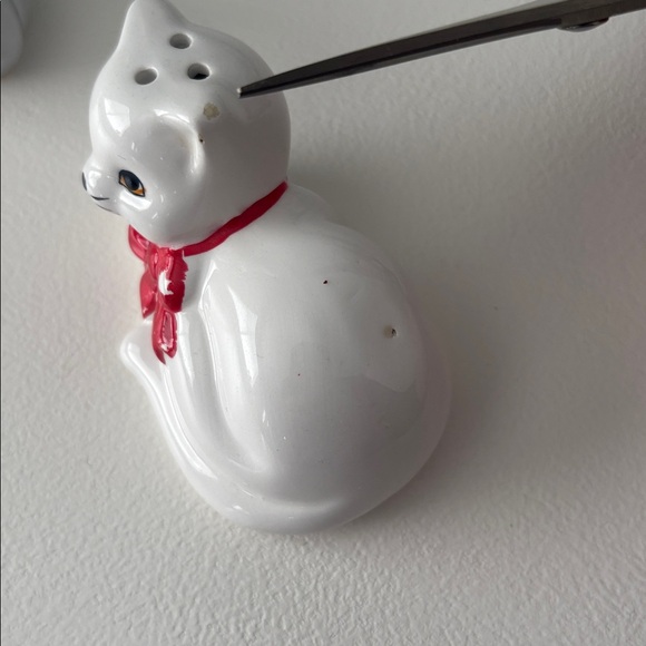 Vintage Mid-Century Ceramic Kitten/Cat Salt & Pepper Shakers, Red Bow Detail - Picture 10 of 16